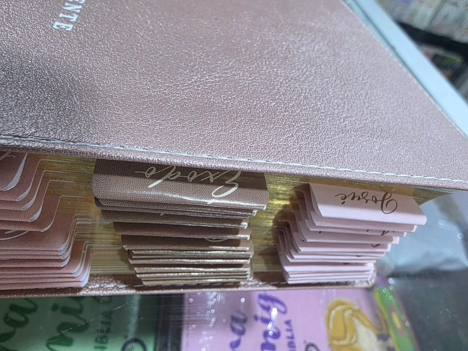 Biblia Ama a Dios Grandemente NBLA Tapa Flexible Oro Rosa PERSONALIZADA con Nombre + Tabs